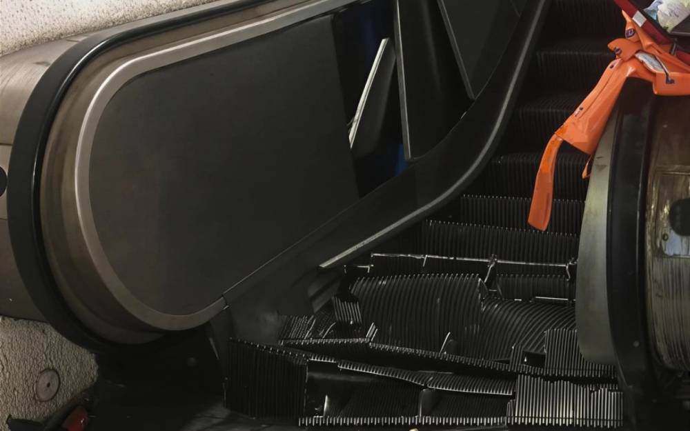 Bakıda eskalator qırıldı - Yaralılar var