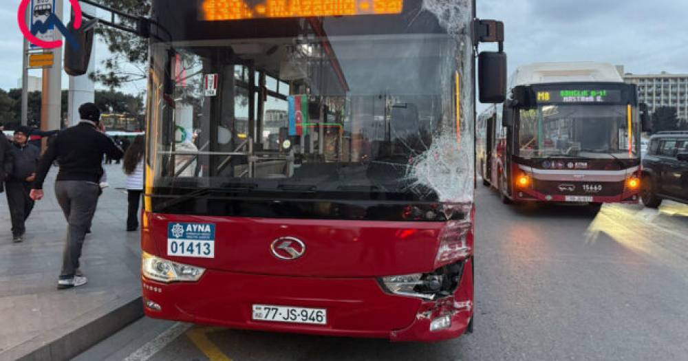 “Gənclik”də 2 marşrut avtobusu toqquşdu – FOTO
