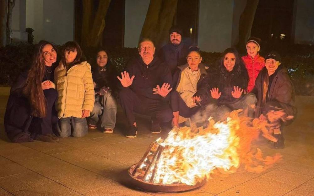 Prezident və ailəsi tonqal ətrafında 