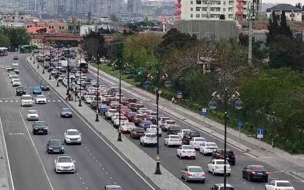 Bakının bir sıra yollarında nəqliyyatın hərəkətində tıxac yaranıb