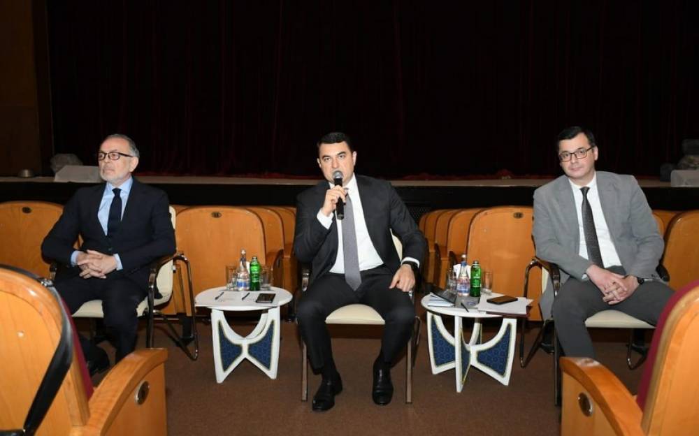 Mədəniyyət naziri Akademik Rus Dram Teatrının kollektivi ilə görüşüb