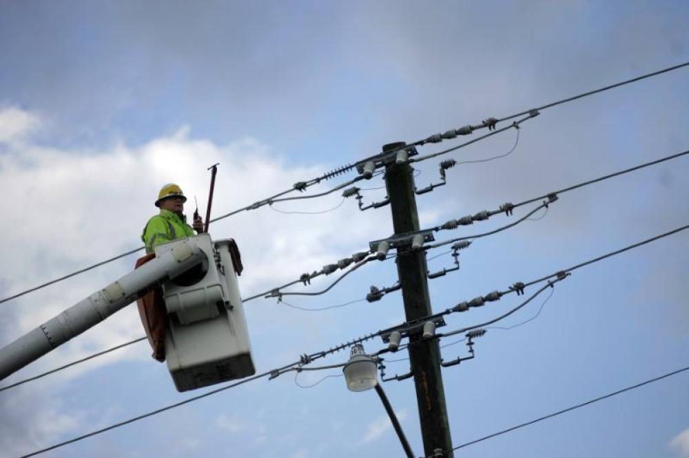 Bakıda elektrik dirəyinə çıxan şəxsi cərəyan öldürdü