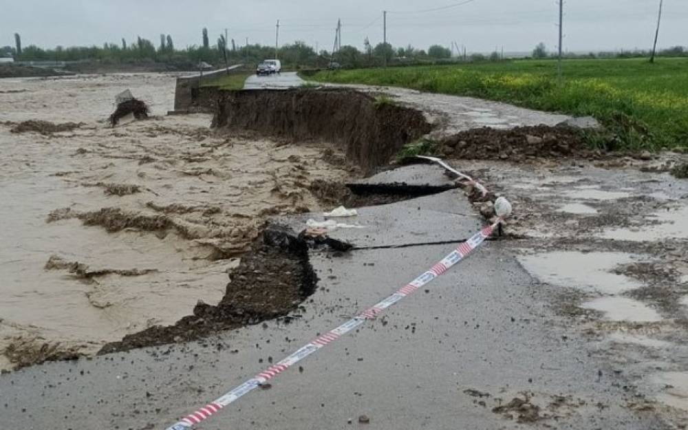 Sel suları Ağsuda yolu dağıtdı