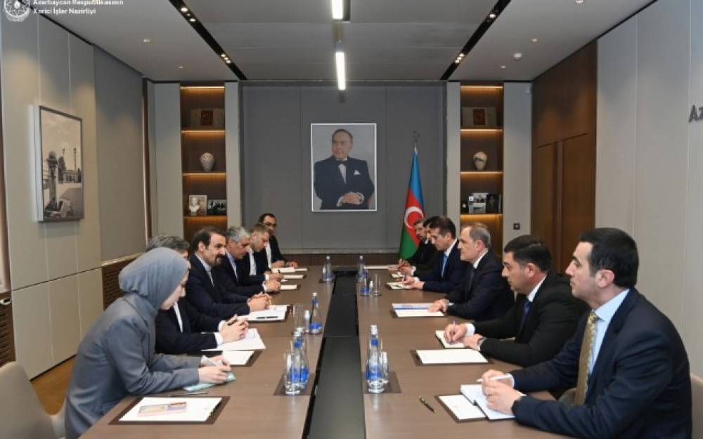 Ceyhun Bayramov Sənayi ilə regional məsələləri müzakirə etdi