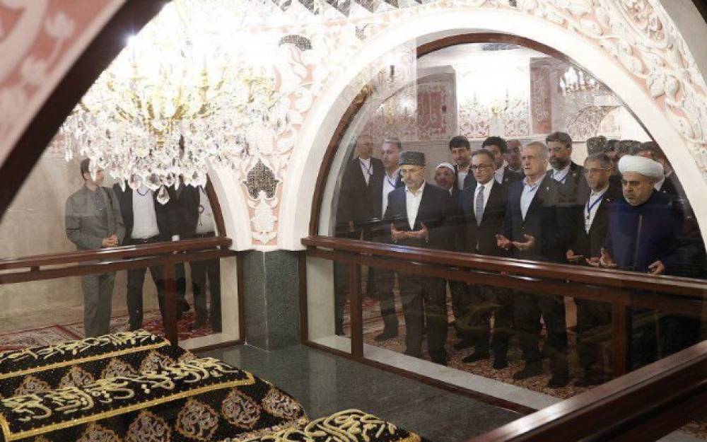 Pezeşkian Bibiheybət məscidini ziyarət etdi