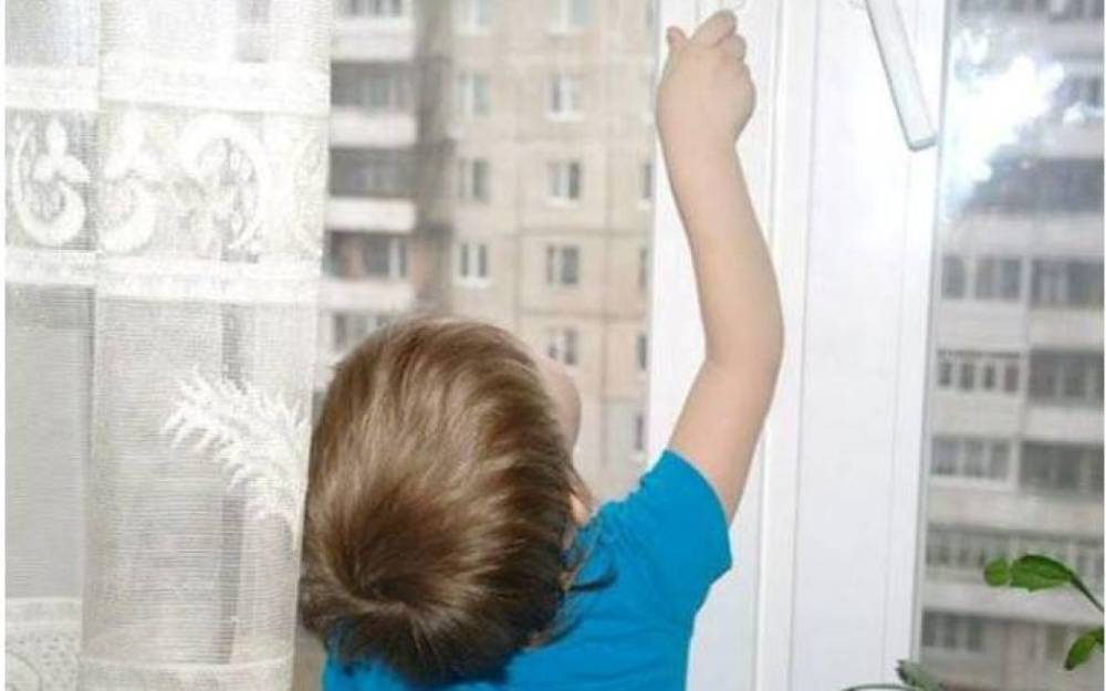 Bakıda 2 yaşlı uşaq ikinci mərtəbədən yıxıldı