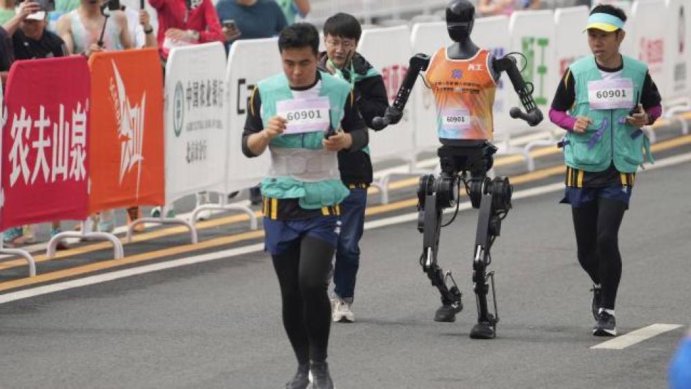 Dünyada bir ilk: Robotlar insanlarla eyni yarışda qaçdılar