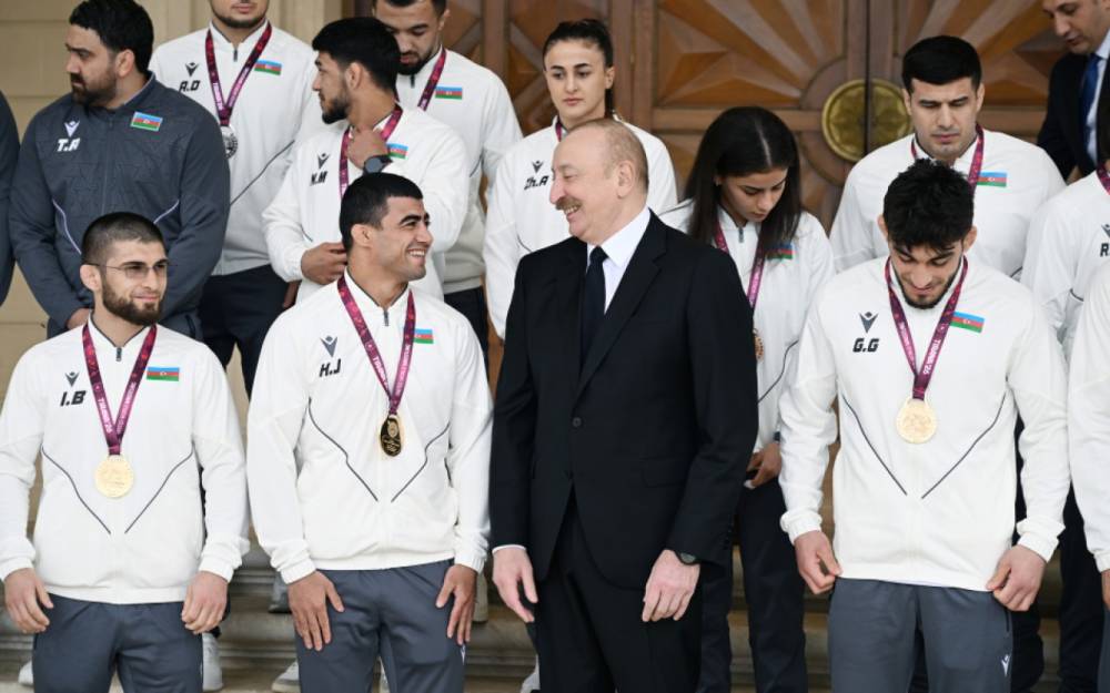 Prezident çempion olan güləşçiləri qəbul edib