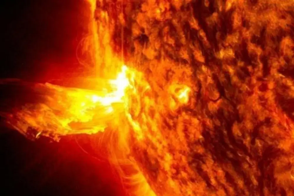 Günəşdə güclü partlayış baş verib