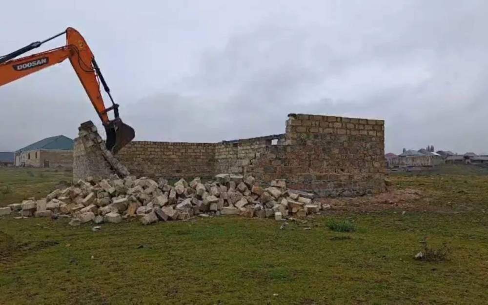 Teleqüllə yaxınlığındakı qanunsuz tikililər söküldü - VİDEO