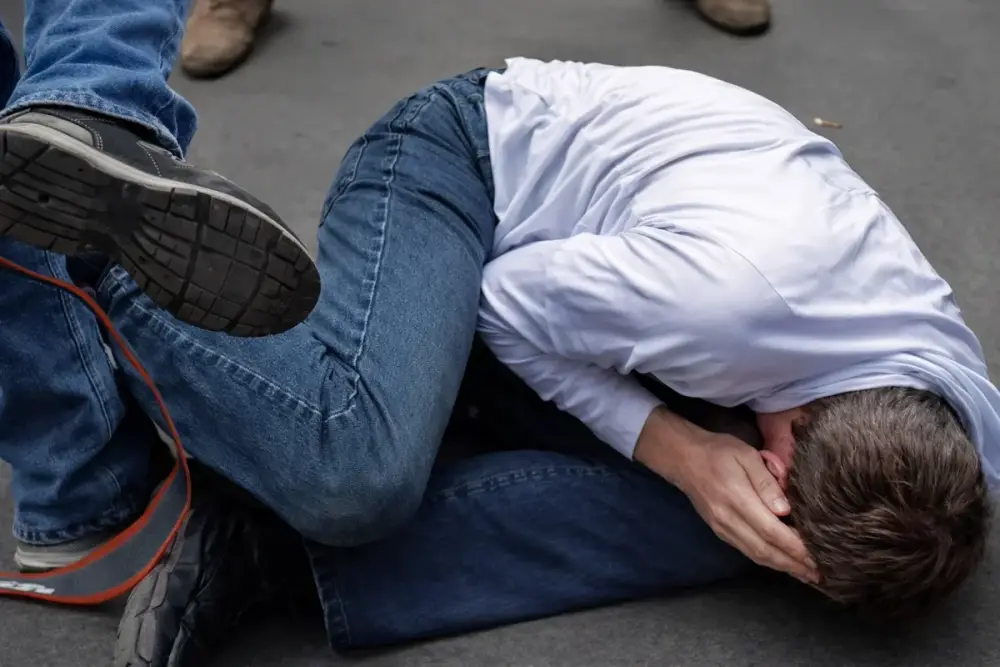 İşdən çıxarılmasına səbəb olan şəxsi küçədə döydü