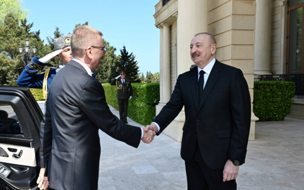 İlham Əliyev Latviya Prezidentini qarşıladı - FOTOLAR