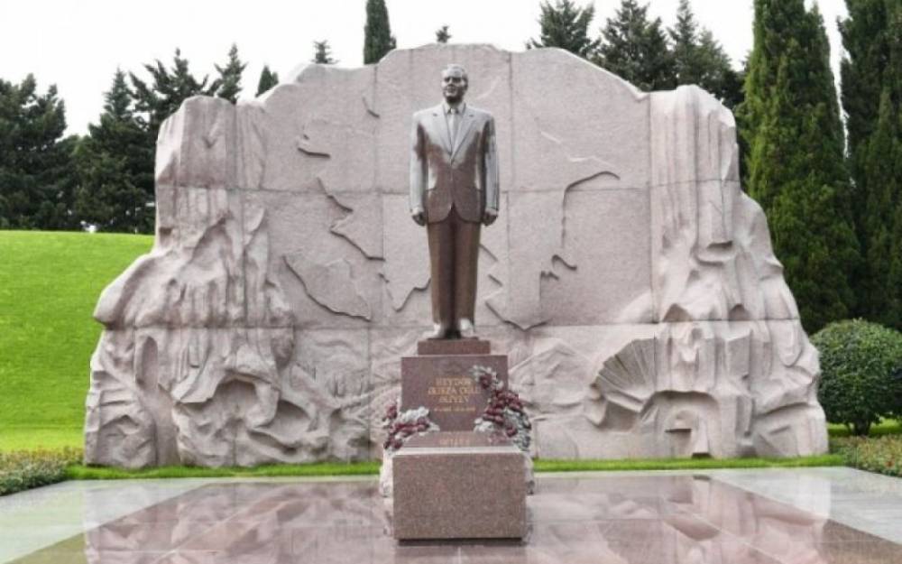 Latviya Prezidenti Heydər Əliyevin məzarını ziyarət edib