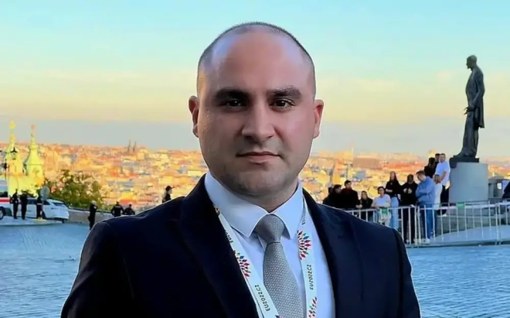 İki ay sonra Qərbi Azərbaycan İcmasındakı vəzifəsindən istefa verdi