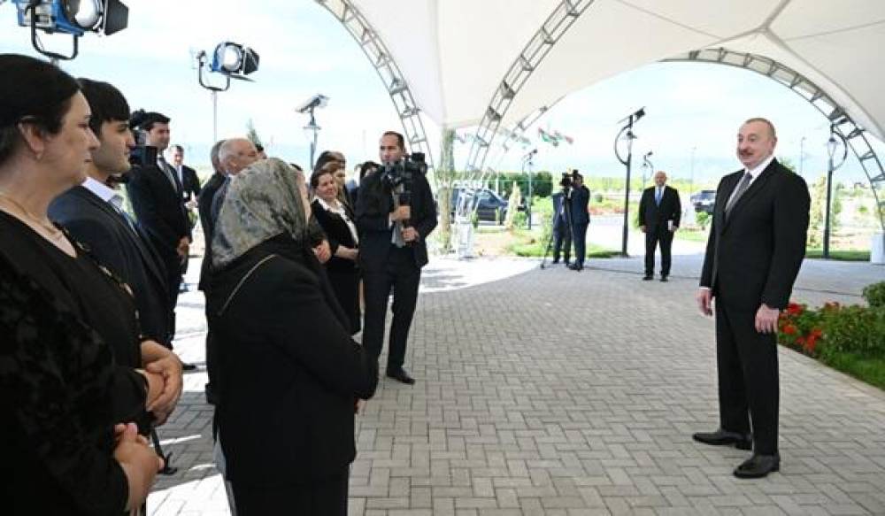 Prezident və xanımı Ağdərədə sakinlərlə görüşdü