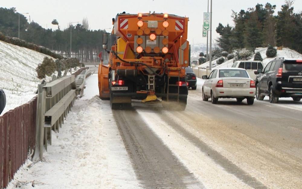 Yollar qar və buzdan təmizlənir - VİDEO