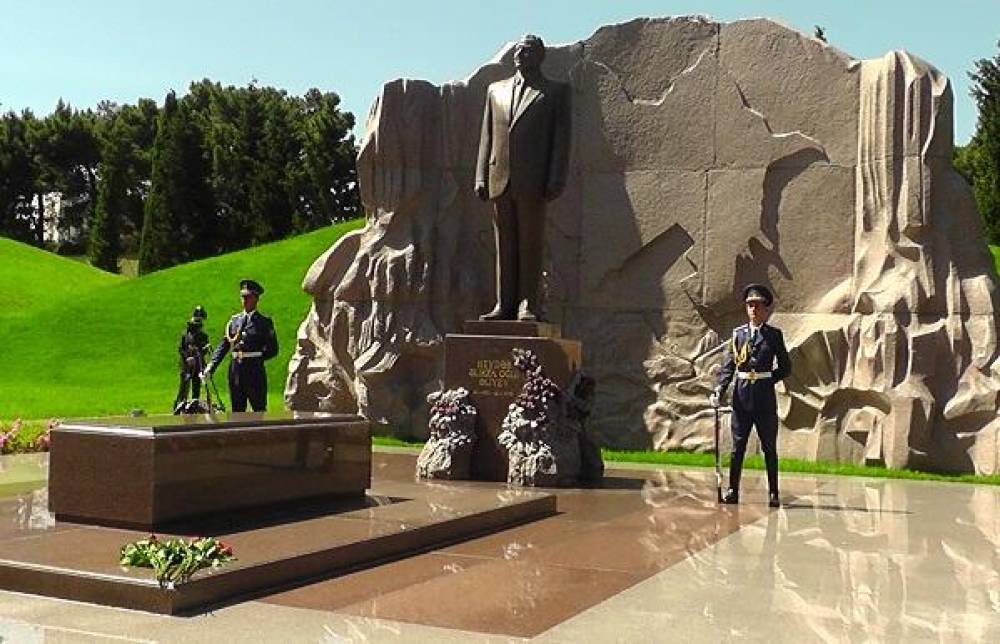 Dövlət və hökumət rəsmiləri Fəxri xiyabanı ziyarət etdi