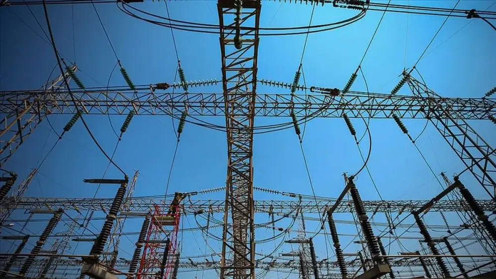 Azərbaycanda qəribə HADİSƏ: 35 yaşlı kişi elektrik dirəyinə çıxdı, iki rayon İŞIQSIZ qaldı