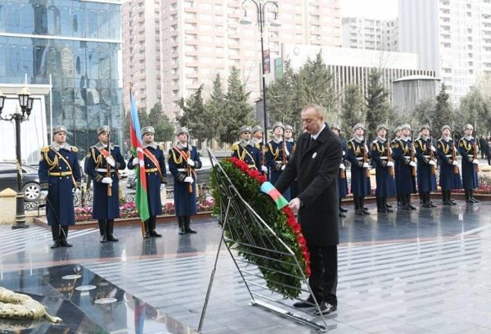 İlham Əliyev "Ana harayı" abidəsini ziyarət etdi