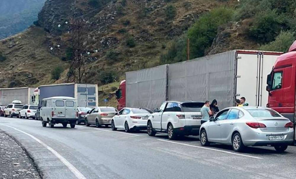 Gürcüstan - Rusiya sərhəddində sıxlıq - Maşınların keçməsinə icazə verilmir