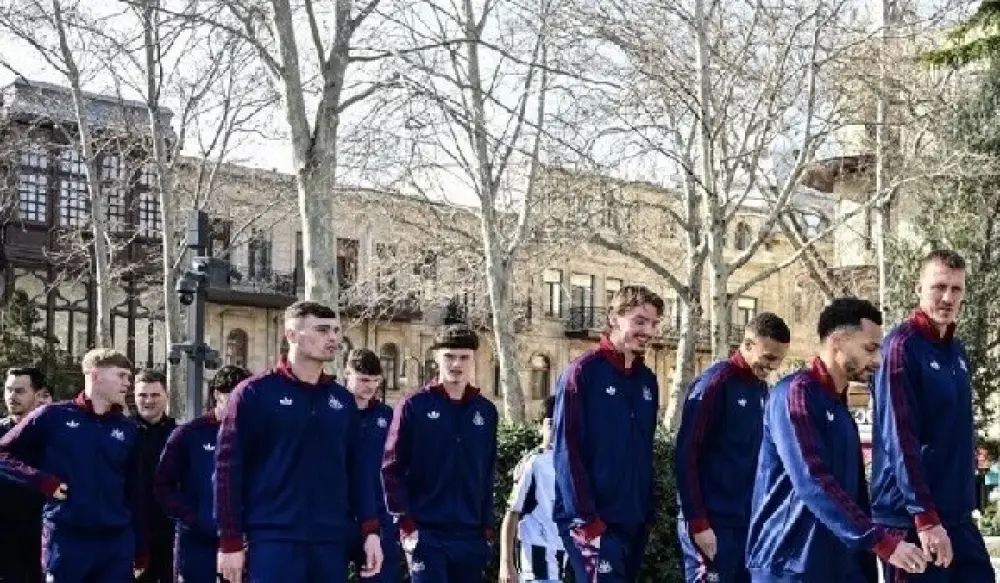 “Nyukasl”ın futbolçuları Bakı küçələrində