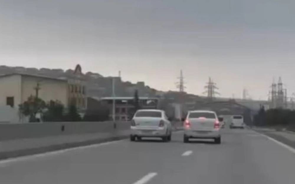 Yolda sürət yarışı təşkil edən sürücülər saxlanıldı