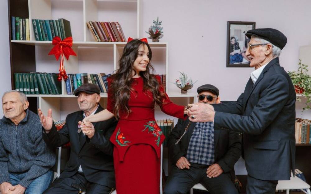 Leyla və Arzu Əliyevalar ahıl şəxslərlə Yeni il süfrəsində - FOTOLAR