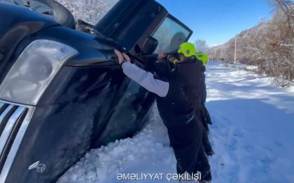 Buz bağlayan yolda avtomobil aşdı - VİDEO