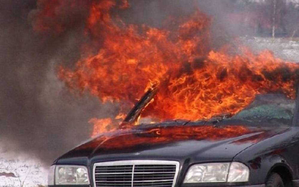 Gəncədə “Mercedes” yandı