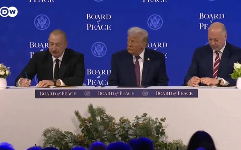 İlham Əliyev sənədi imzaladı