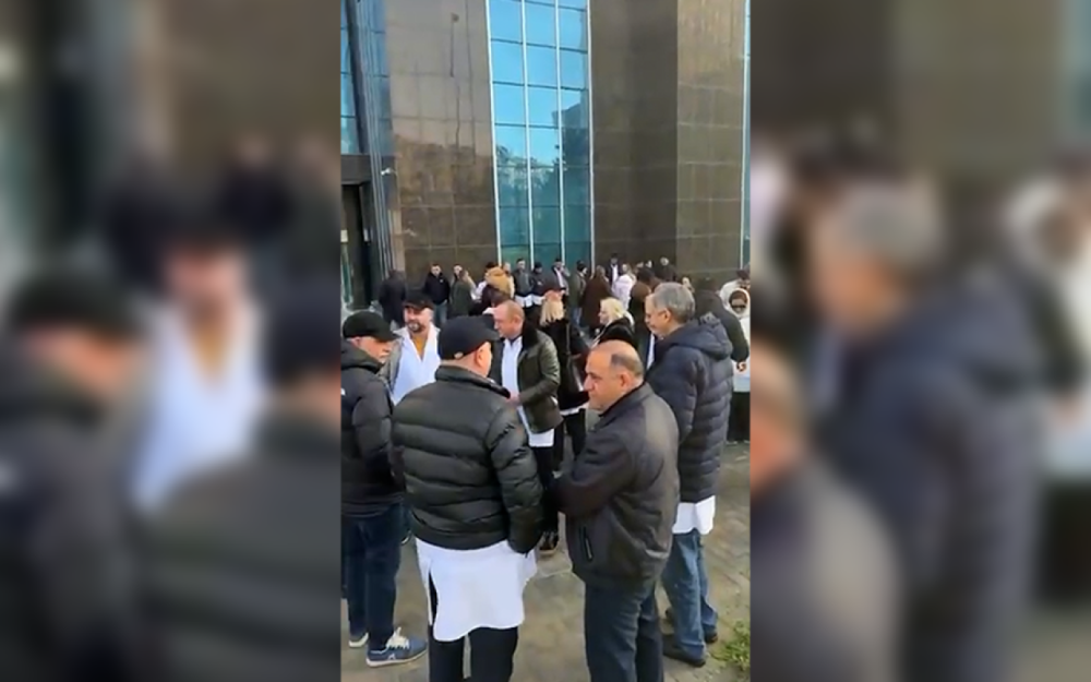 Həkimlər TƏBİB-in qarşısında aksiya keçirdi - VİDEO