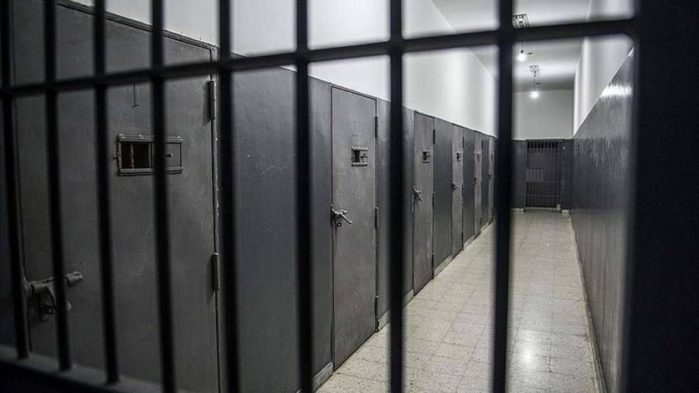 Bakıda ata həbsdəki oğluna narkotik apardı