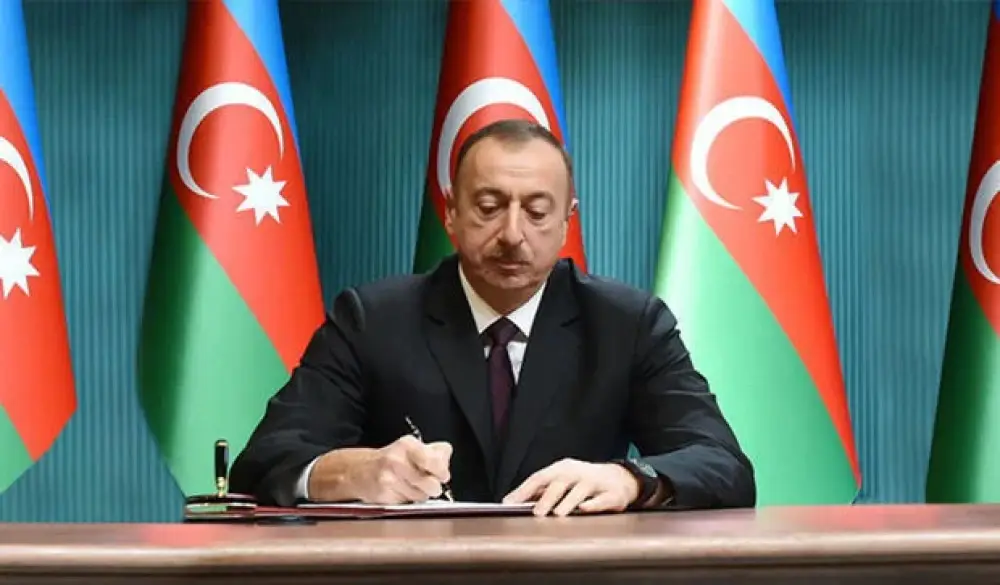 Prezident Rauf Arifoğlunu təltif etdi