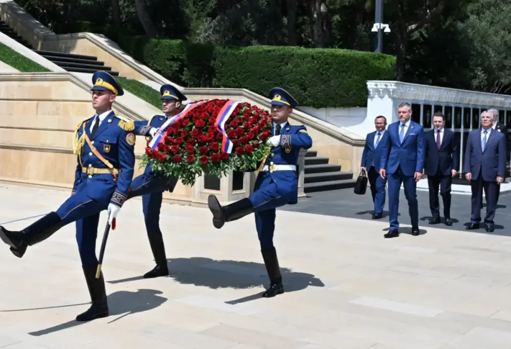 Slovakiya Prezidenti Bakıda şəhidlərin xatirəsini anıb
