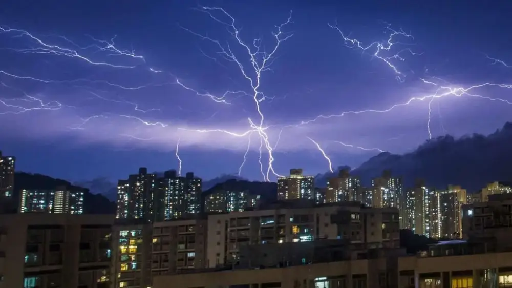 Maşını ildırım vurdu, yanğın oldu