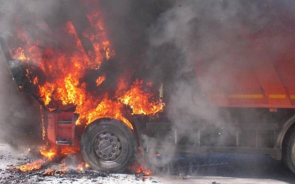Ağcabədidə "Kamaz" yanıb