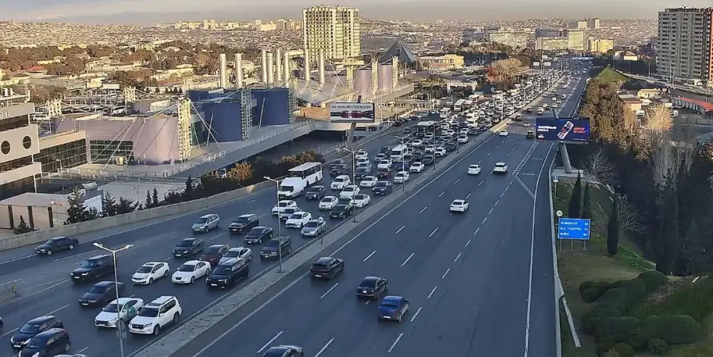 Bakının bir sıra yollarında tıxac yaranıb