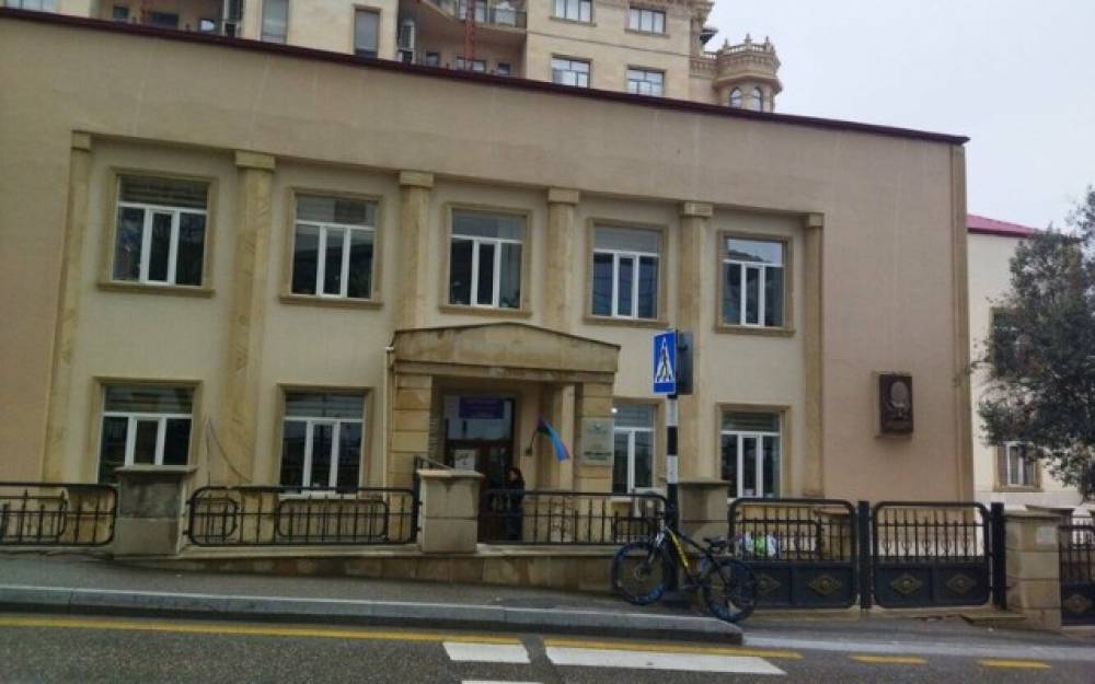 Bakı məktəbində şagirdlər arasında bıçaqlanma - VİDEO