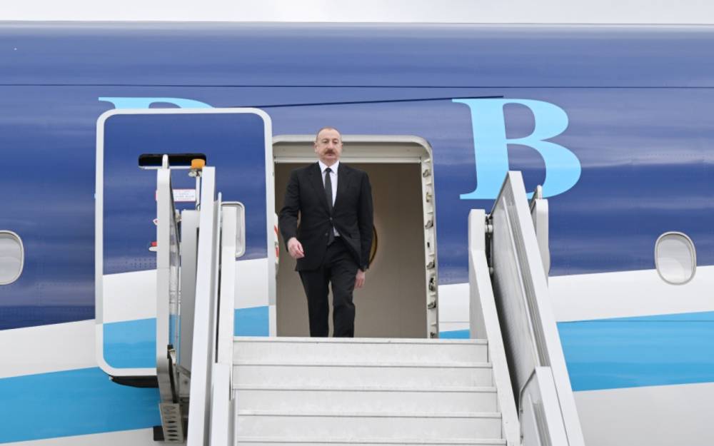 Prezident Macarıstana getdi