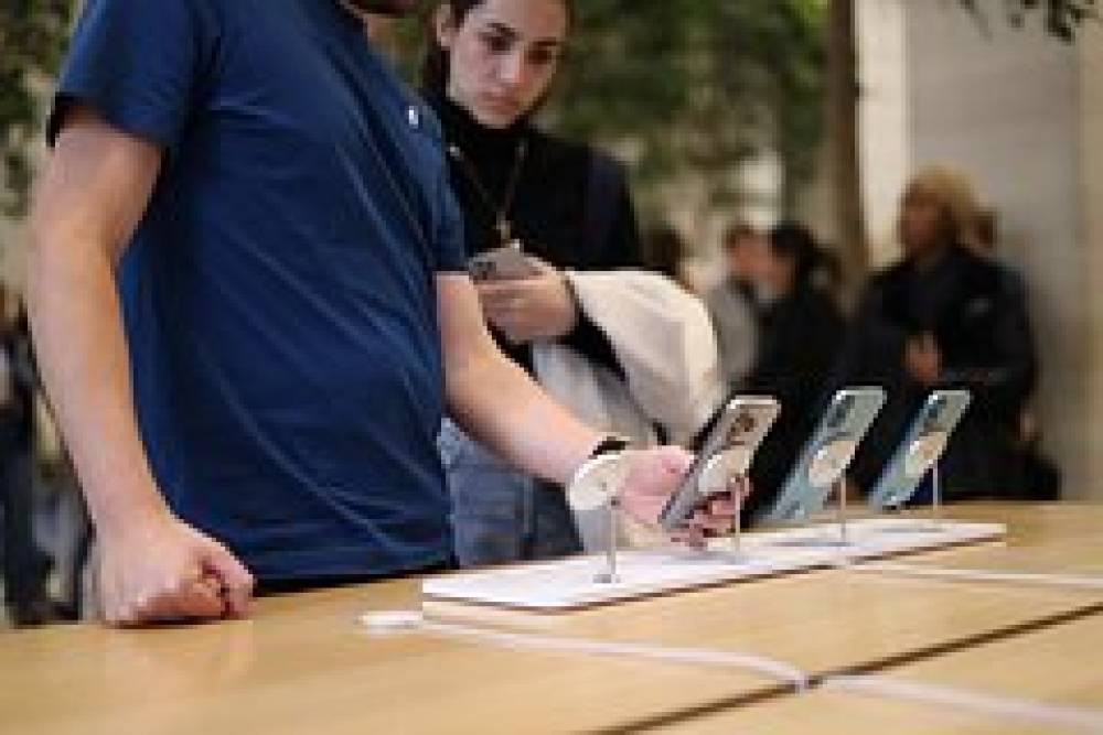 Apple şirkəti şüşə "İPhone" təqdim edəcək