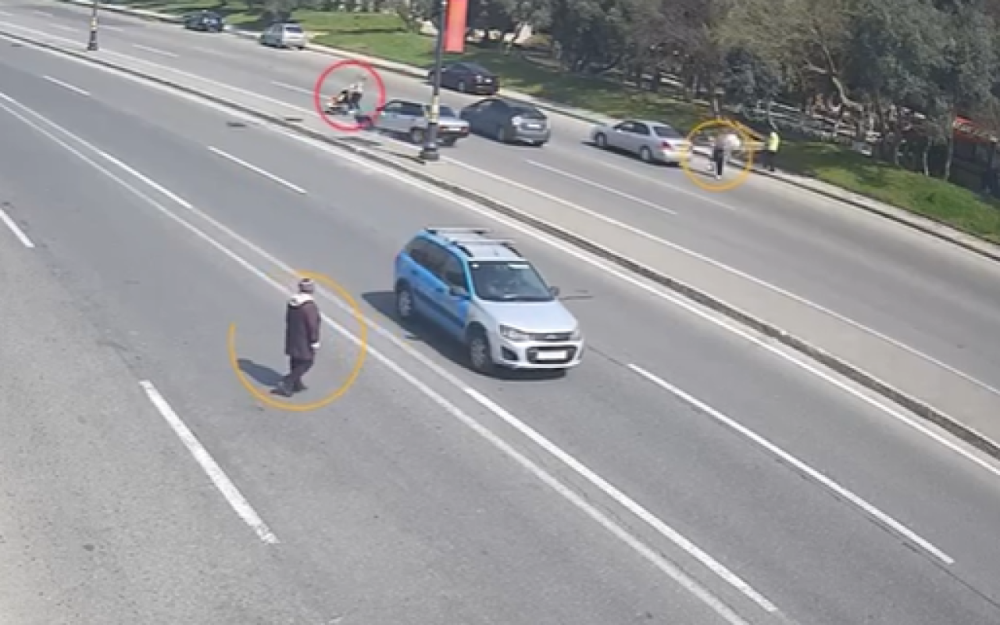 Bakıda maşın uşaq arabası ilə yolu keçən qadını vurdu - VİDEO
