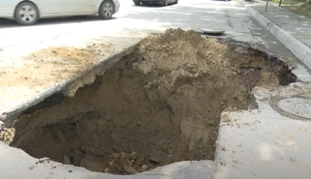 Bakıda 20 gün əvvəl təmir olunan yol yenidən ÇÖKDÜ