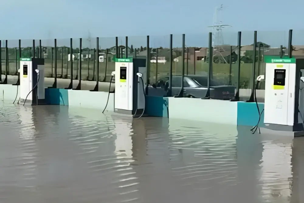 Bakıda elektrikdoldurma məntəqəsini SU BASDI: Sürücülər çarəsiz qaldılar