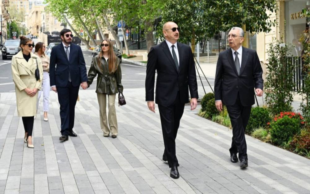 İlham Əliyev ailəsi ilə birlikdə İslam Səfərli küçəsinin açılışında - FOTOLAR