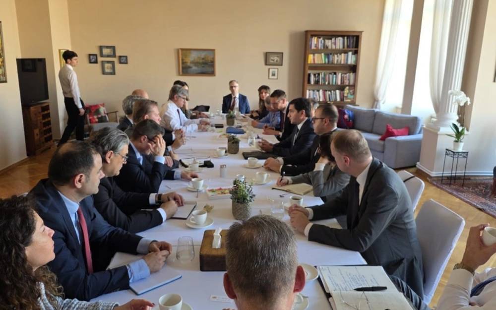 Hikmət Hacıyev NATO-nun nümayəndə heyəti ilə görüşdü