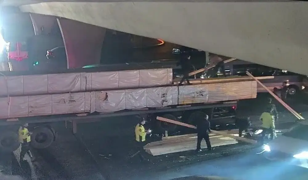 Yükün yola dağılması nəticəsində tıxac yarandı