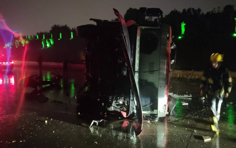 Yük avtomobili aşaraq sıxlığa səbəb oldu - VİDEO