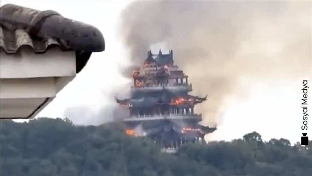 Çində 1500 il yaşı olan məbəddə yanğın baş verdi