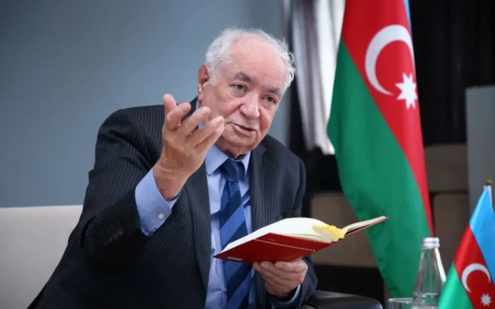 Prezident Vahid Əzizi təltif etdi