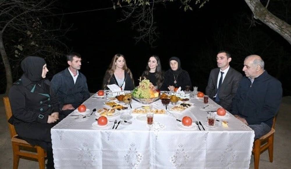 Leyla və Arzu Əliyevalar Pəncəli Teymurovun ailəsini ziyarət etdi